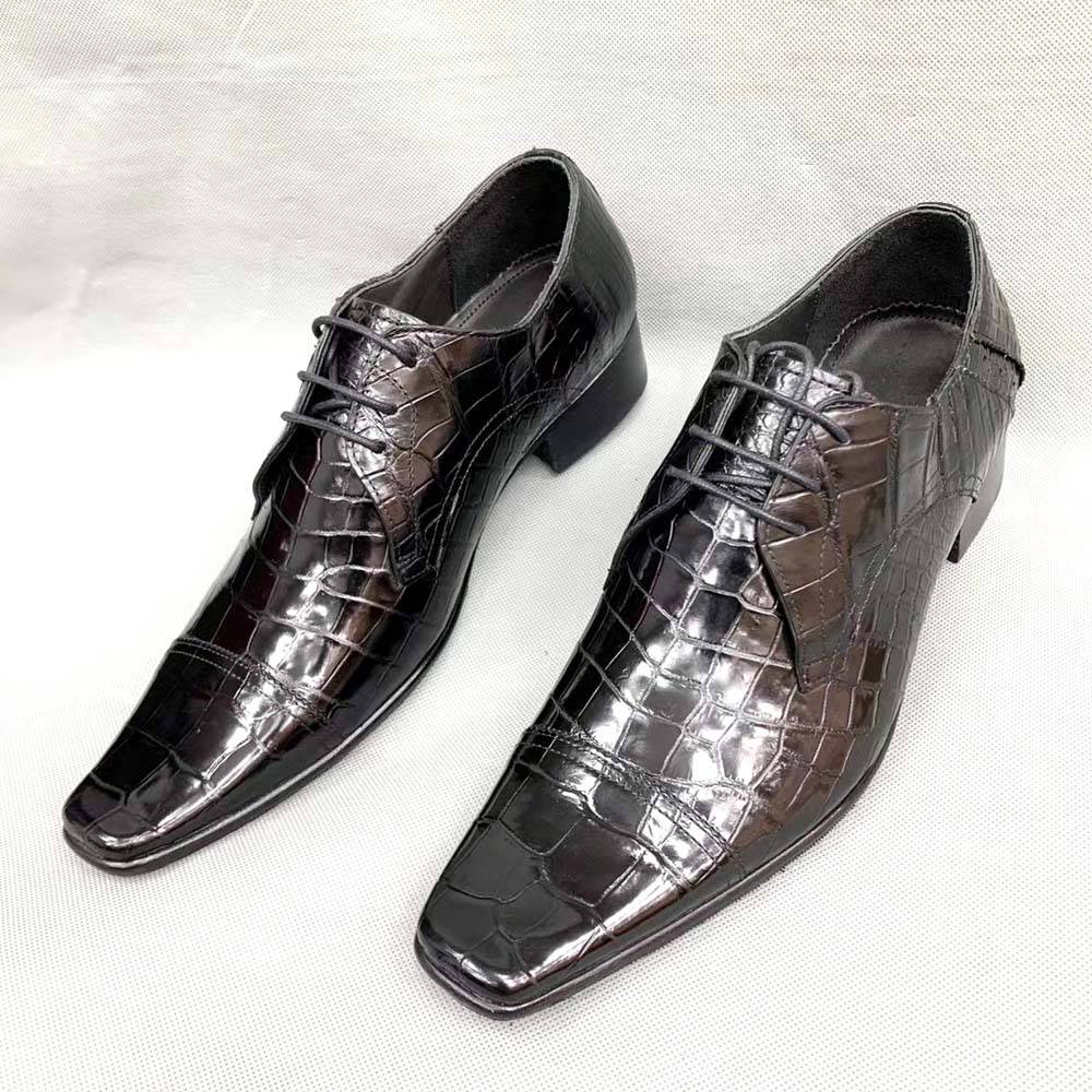 Scarpe eleganti da uomo in pelle di coccodrillo con punta a becco d'anatra e lacci