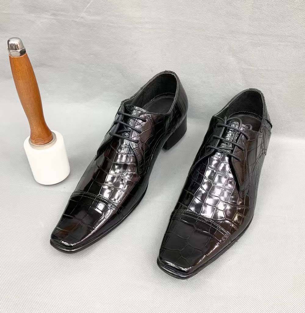 Scarpe eleganti stringate da uomo in pelle di coccodrillo, punta a becco d'anatra
