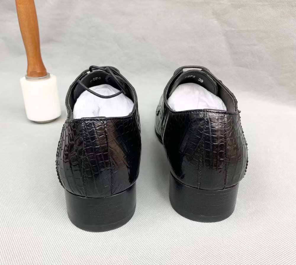 alt
Scarpe da uomo in pelle di coccodrillo, con punta a becco d'anatra, stringate eleganti