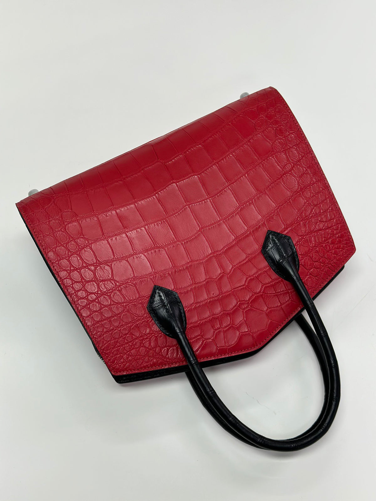 alt
Borsa rossa con manico superiore in pelle di coccodrillo