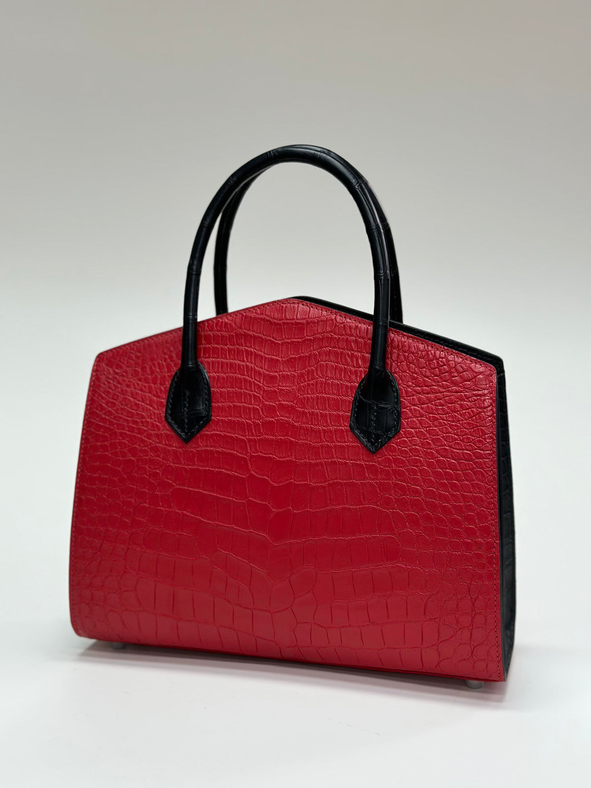 alt
Borsa rossa con manico superiore in pelle di coccodrillo