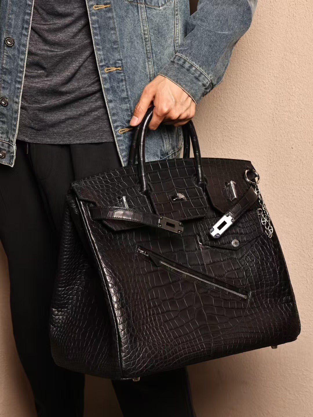 alt
Borsa grande da uomo con manico superiore in pelle di coccodrillo nera