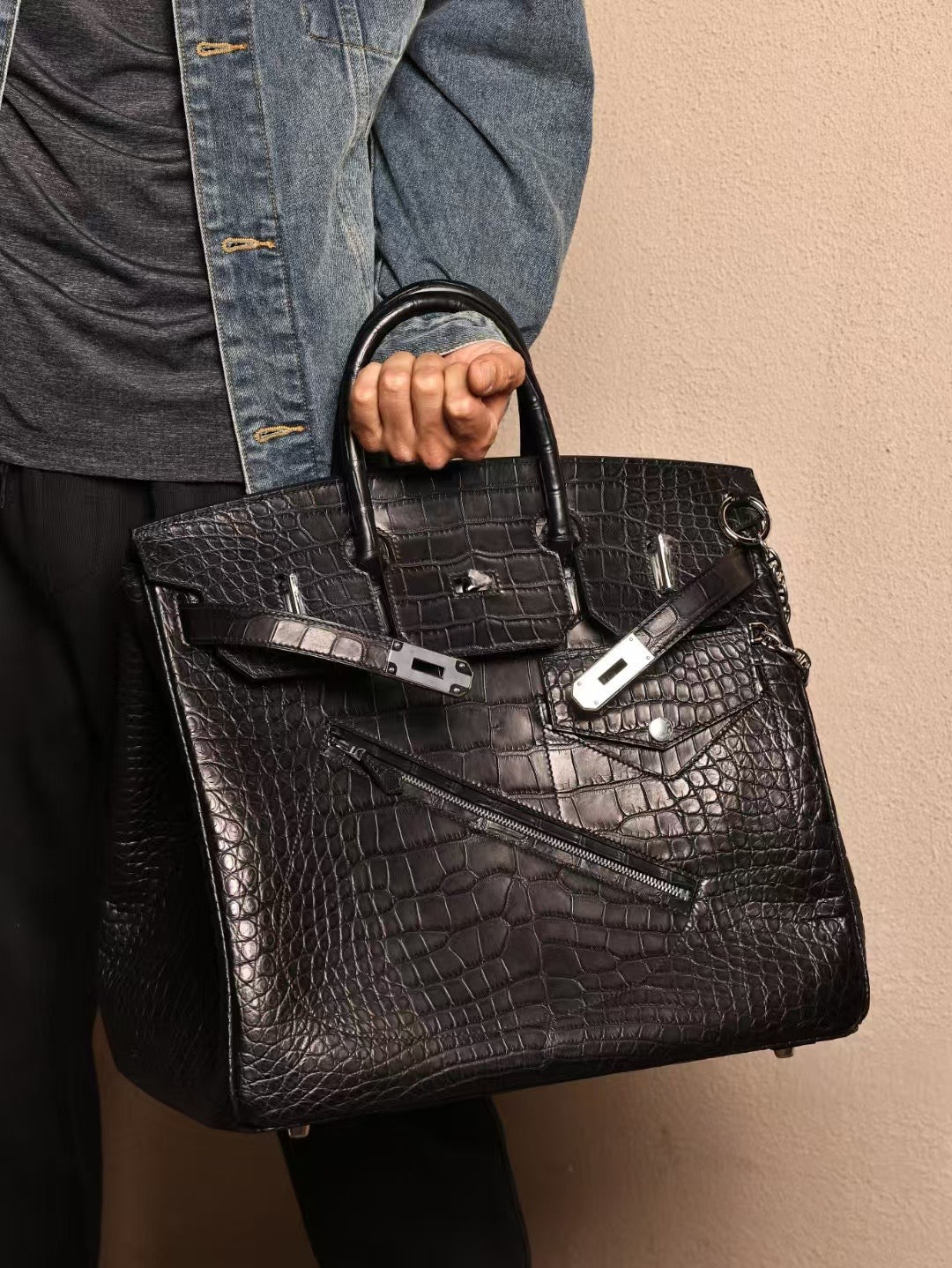 alt
Borsa grande da uomo con manico superiore in pelle di coccodrillo nera