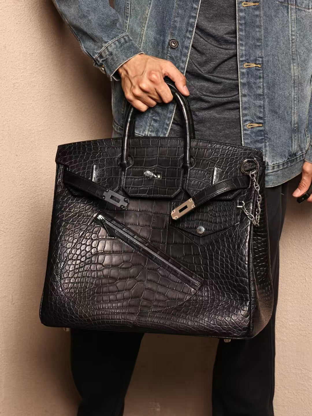 alt
Borsa grande da uomo in pelle di coccodrillo con manico superiore nera