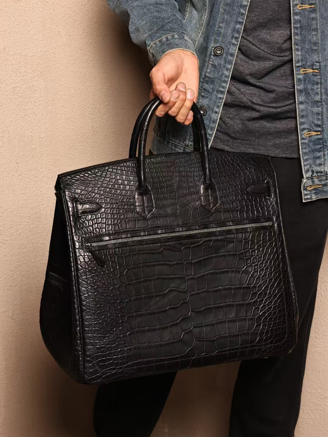 Borsa grande da uomo con manico superiore in pelle di coccodrillo nera