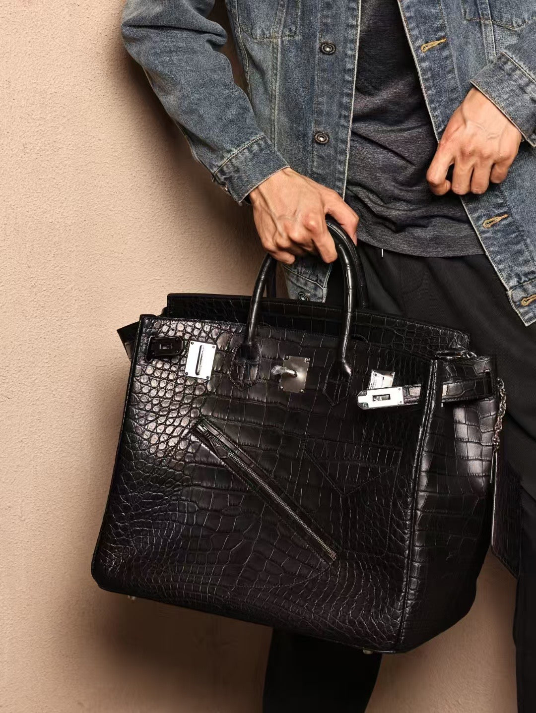 alt
Borsa grande da uomo in pelle di coccodrillo nera con manico superiore