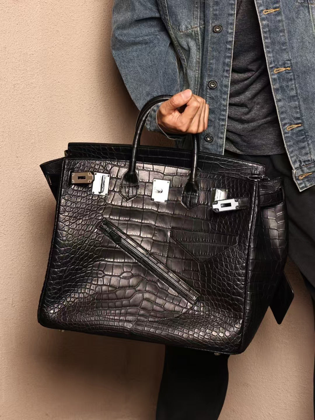 alt
Borsa grande da uomo in pelle di coccodrillo con manico superiore nera