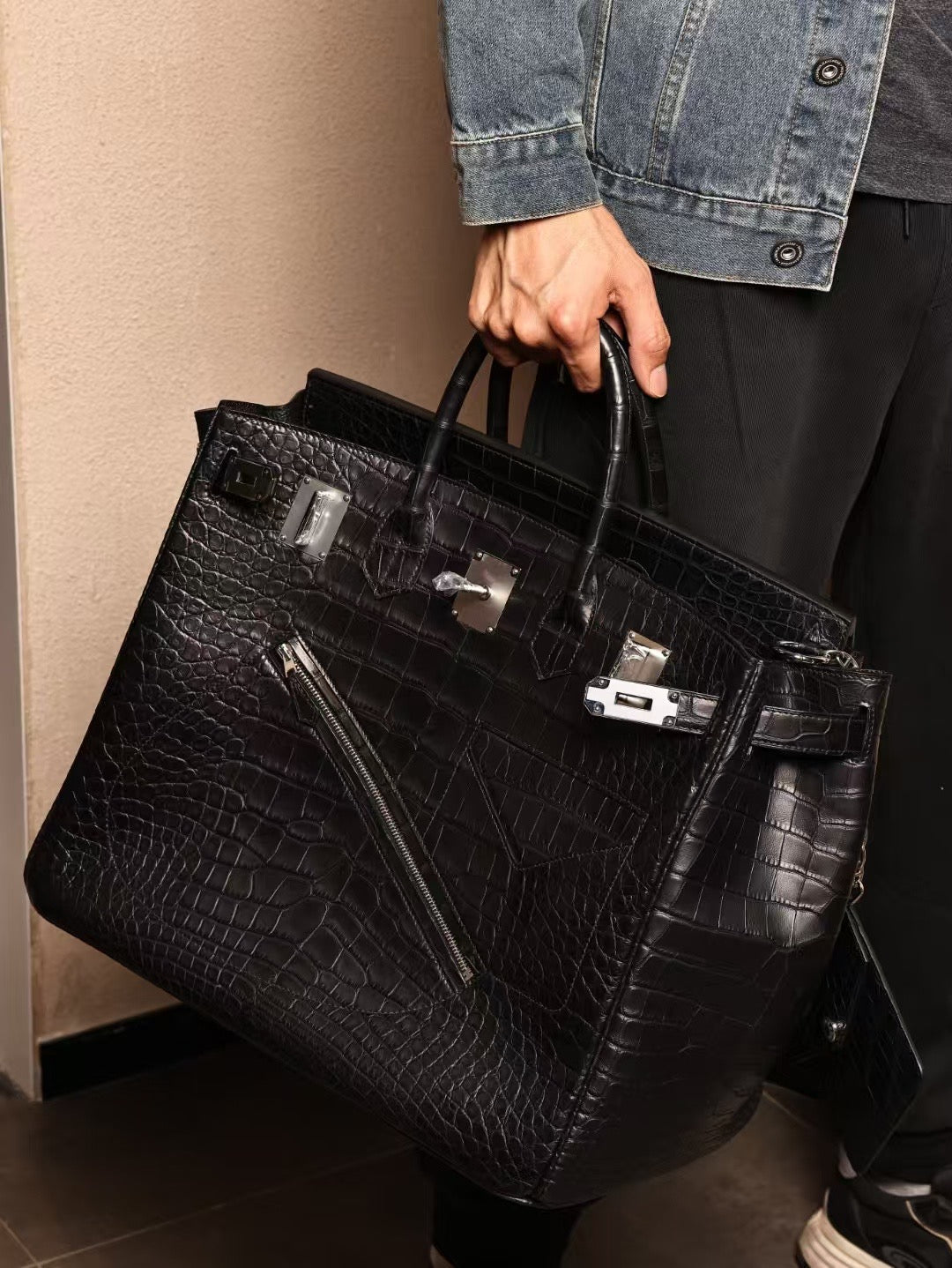 alt
Borsa da uomo grande con manico superiore in pelle di coccodrillo nera