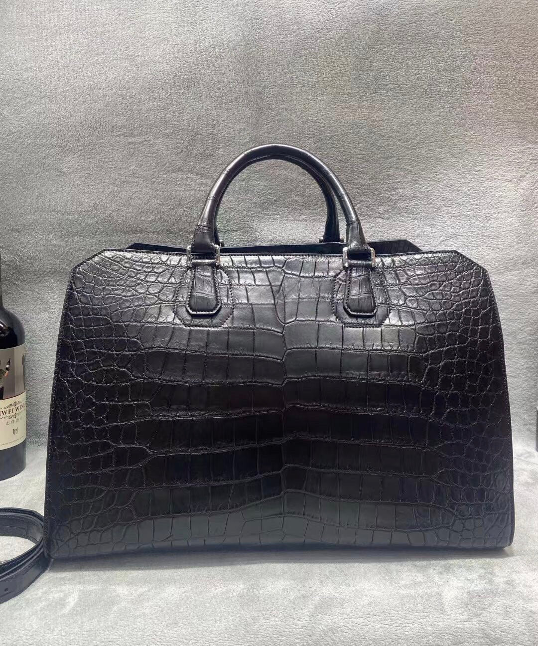 alt
Borsa da viaggio duffle in pelle effetto coccodrillo, nero opaco e blu scuro