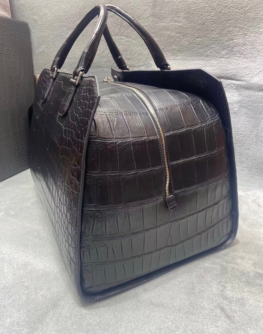 alt
Borsa da viaggio duffle in pelle effetto pelle di coccodrillo nero opaco e blu scuro