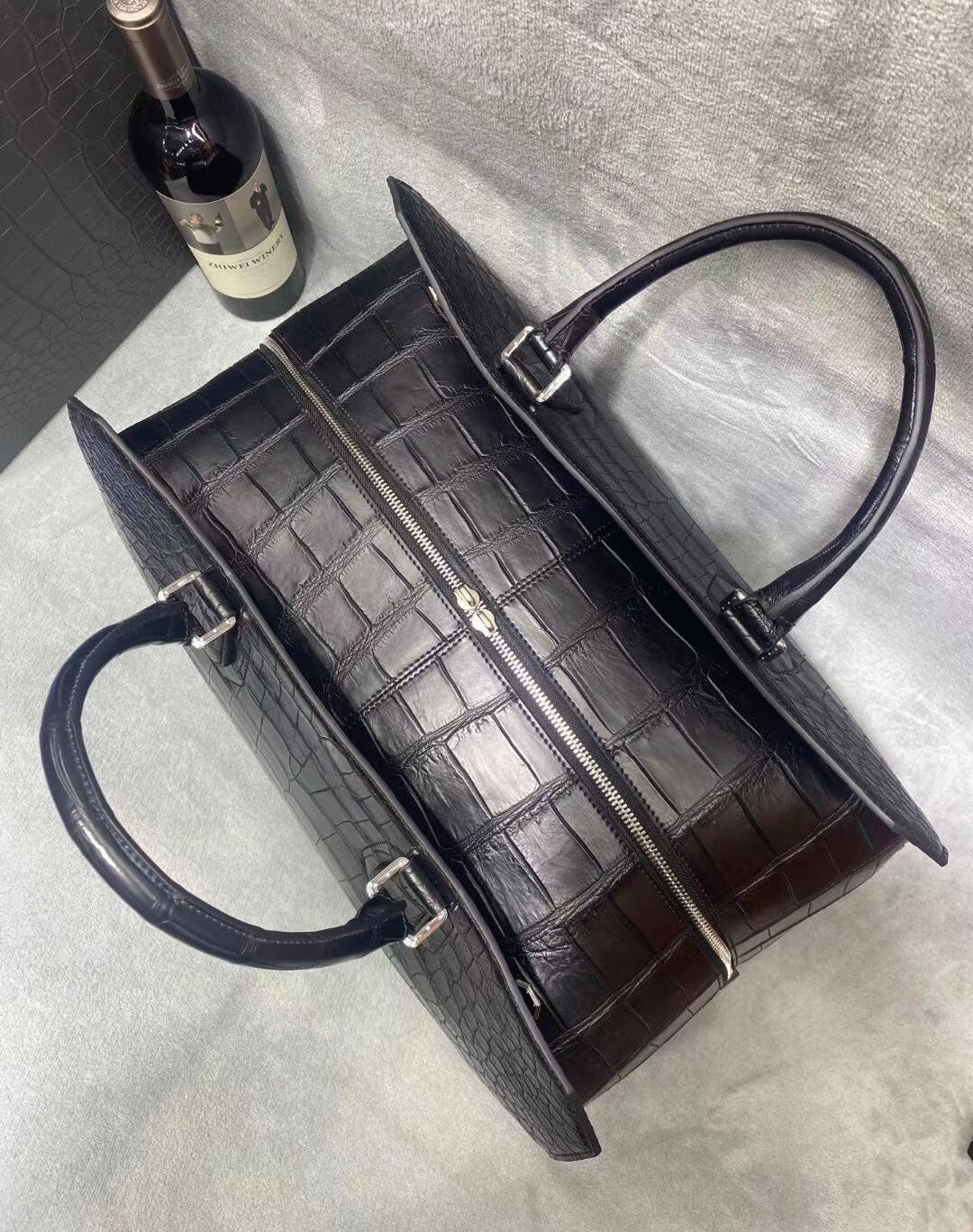 alt
Borsa da viaggio a borsone in pelle effetto pelle di coccodrillo nero opaco e blu scuro