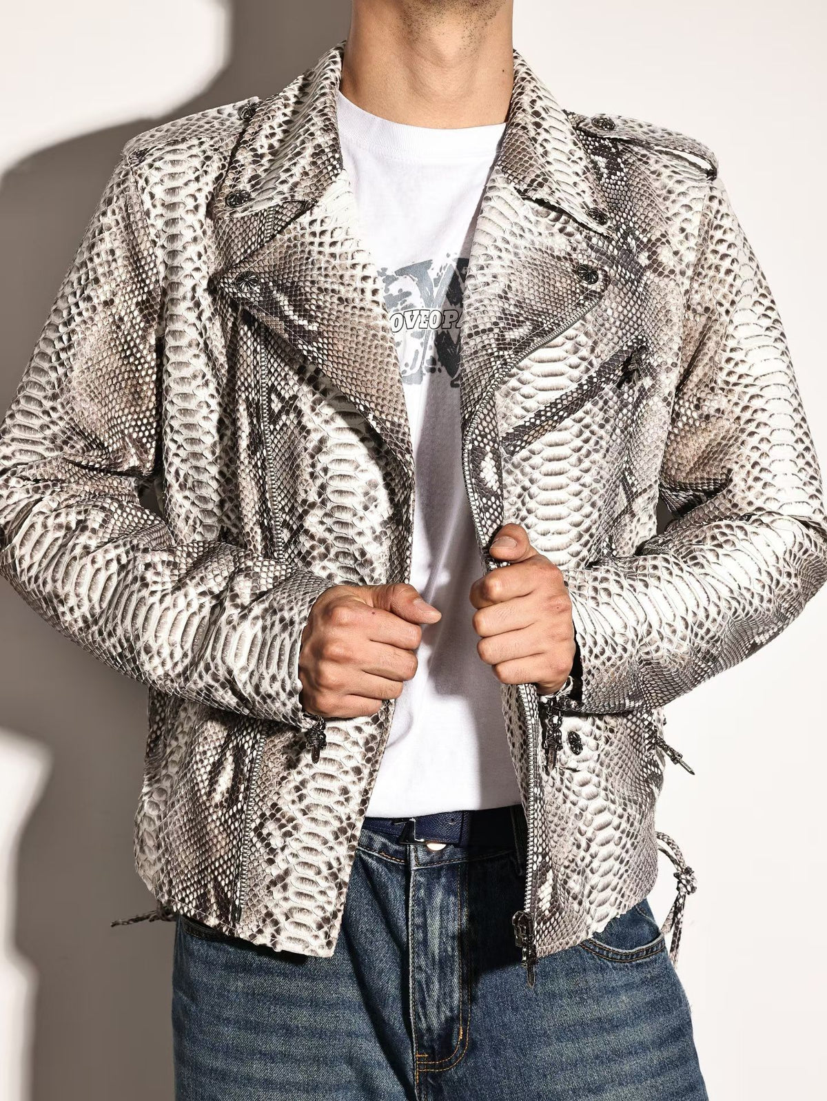 Giacca bomber da moto in pelle di pitone da uomo di Rossie Viren, dal taglio slim e con eleganti dettagli ispirati allo stile biker.
