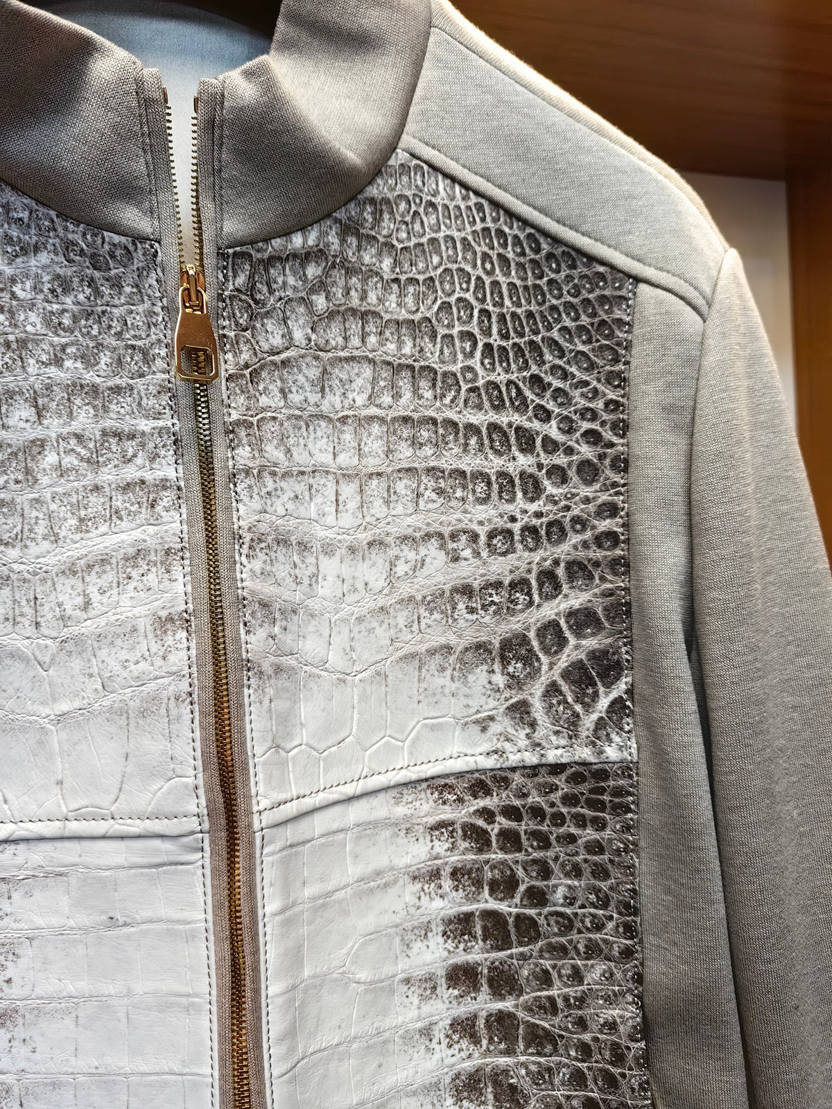 Giacca in coccodrillo bianco dell'Himalaya e cashmere