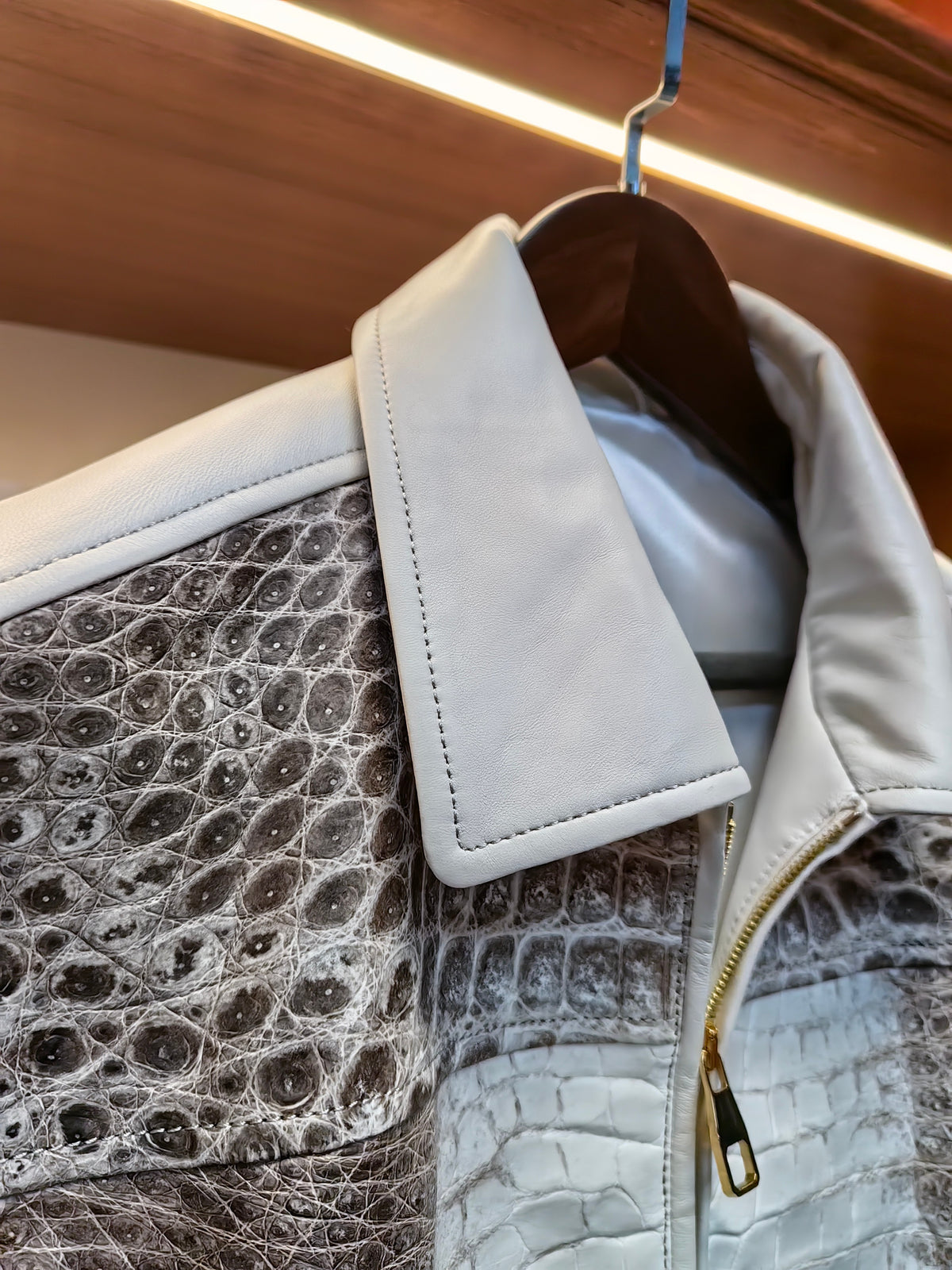 Giacca in pelle di coccodrillo himalayano e Lamhbskin