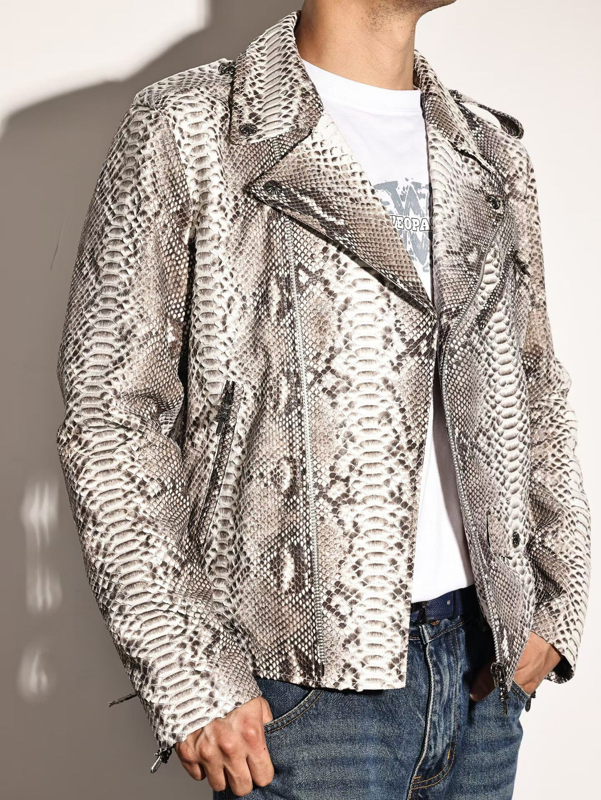 Giacca da moto in pelle di pitone da uomo di Rossie Viren, bomber slim fit con dettagli in rilievo effetto pelle di pitone.
