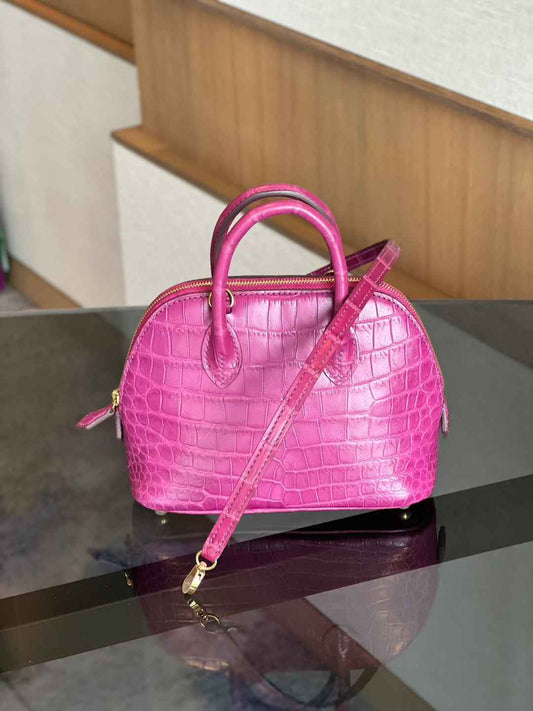 alt
Borsa mini viola da donna in vera pelle di coccodrillo, a tracolla e con manico, in preordine