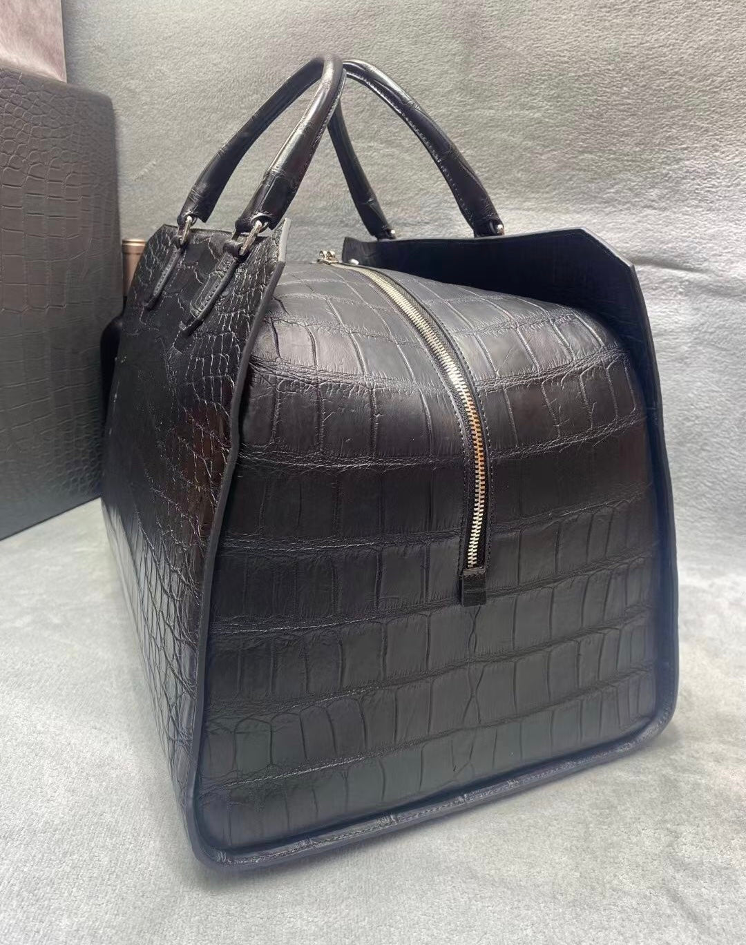 alt
Borsa da viaggio duffle in pelle effetto coccodrillo, nero opaco e blu scuro