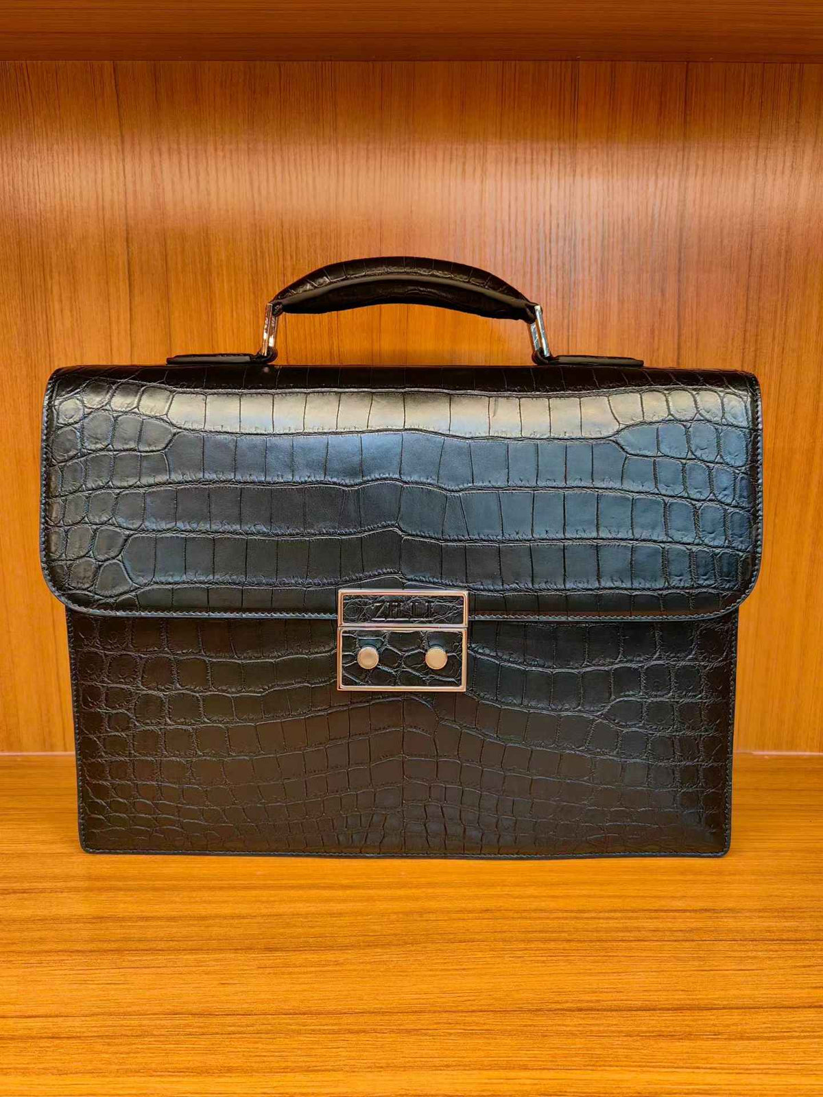 Borsa ventiquattrore nera in vera pelle di coccodrillo