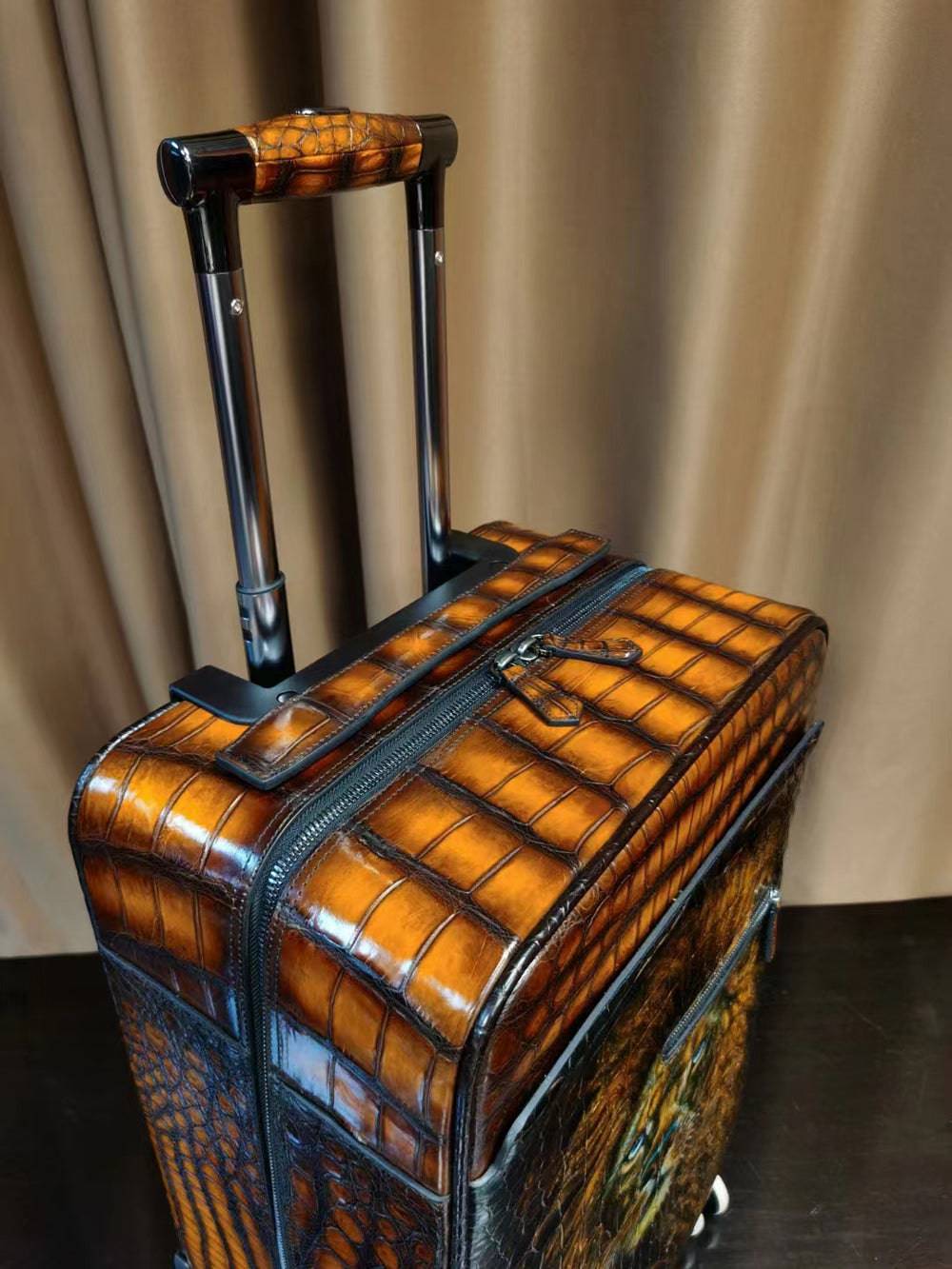 txt
Valigia trolley/da cabina in pelle marrone effetto coccodrillo retrò, borsa da weekend/viaggio, trolley con ruote universali da 20 pollici, con pittura a mano