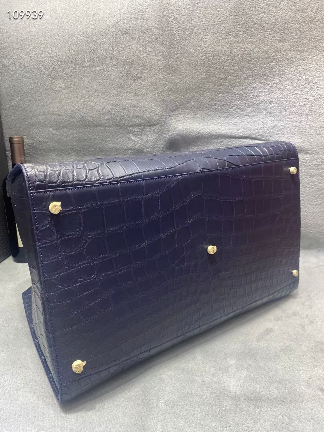 alt
Borsa da viaggio duffle in pelle effetto coccodrillo nero opaco e blu scuro