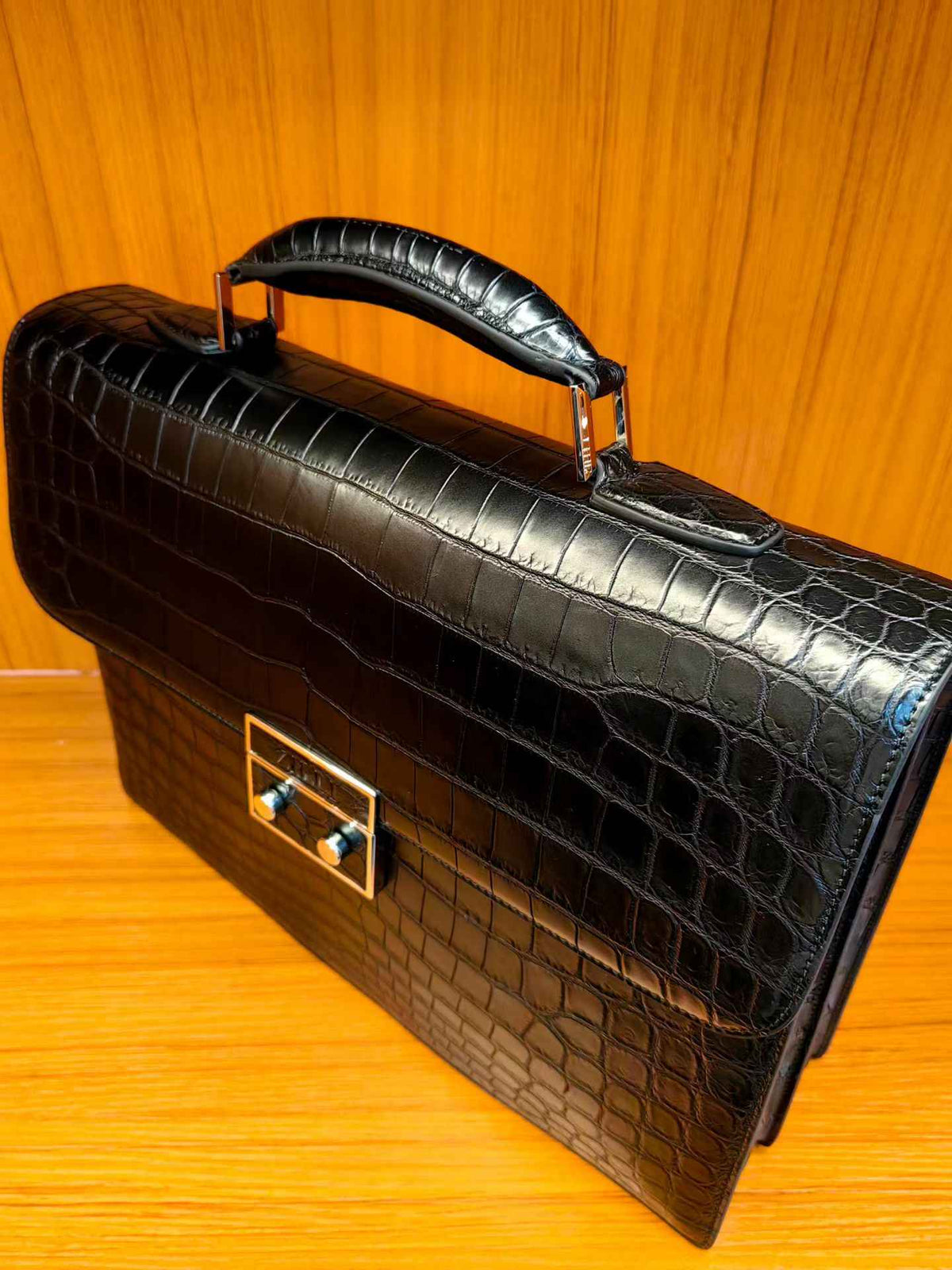 alt
Borsa ventiquattrore in vera pelle di coccodrillo nera