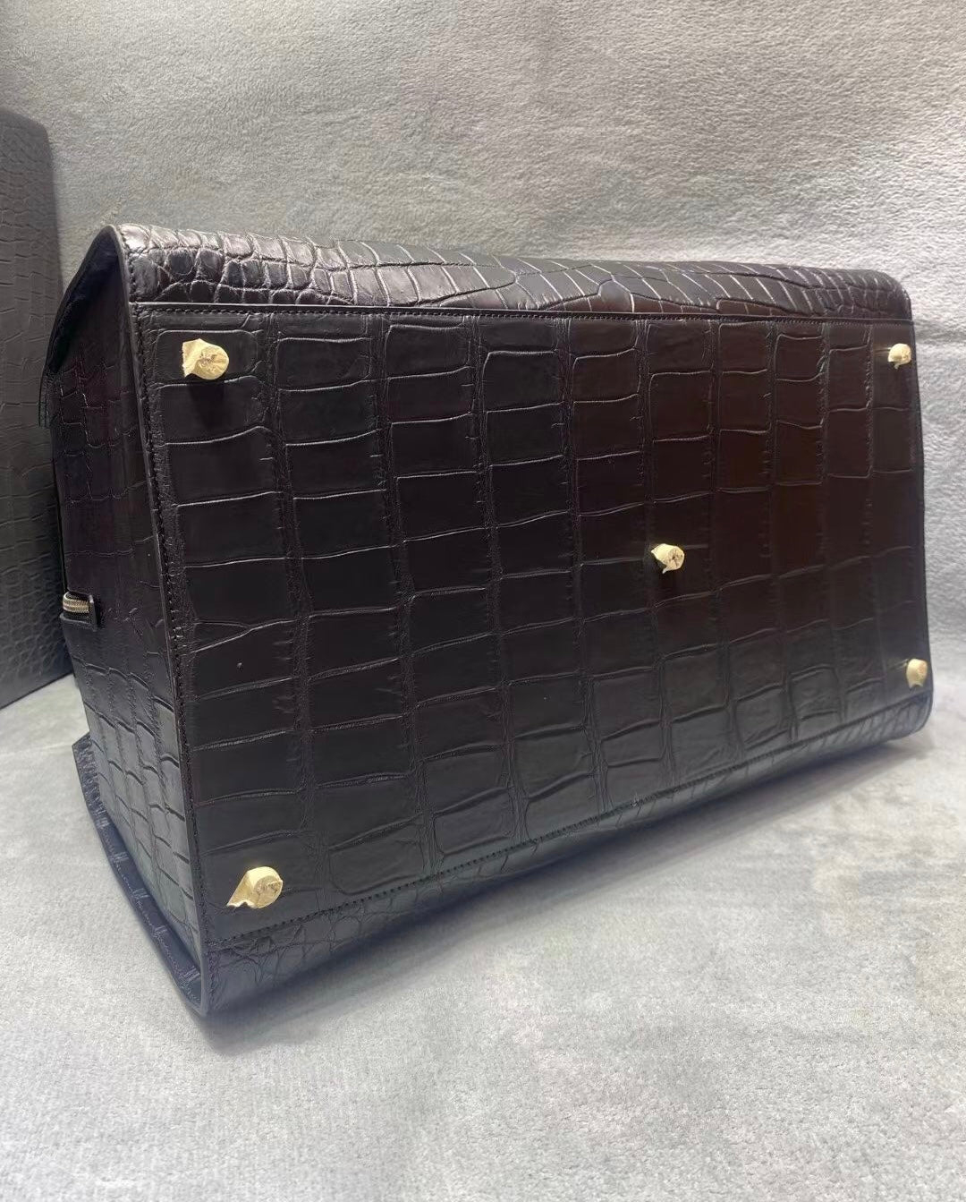Borsa da viaggio duffle in pelle effetto coccodrillo nero opaco e blu scuro