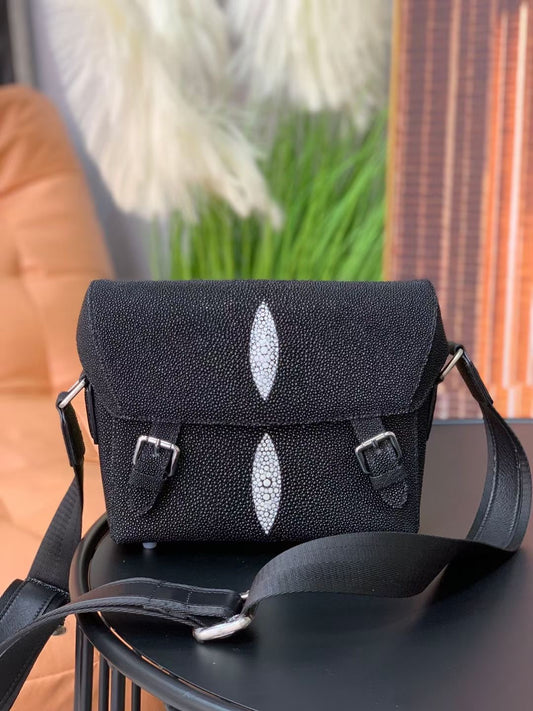 Borsa a tracolla cross body in autentica pelle di razza con perla, nera