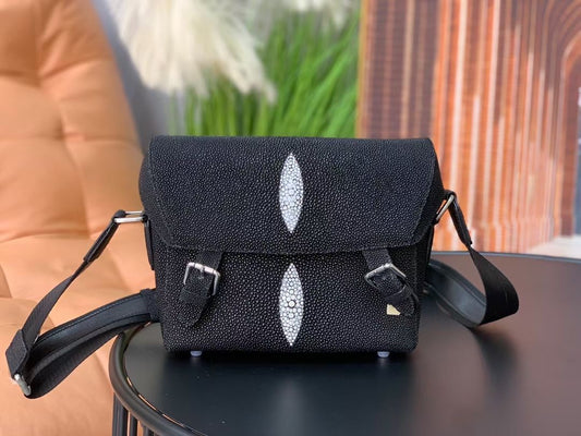 Borsa a tracolla crossbody in vera pelle di razza e perle Nera