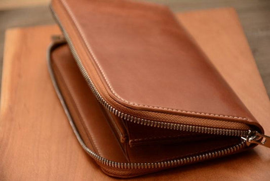 Clutch portafoglio lungo fatto a mano in pelle Shell Cordovan Horween USA, whisky originale