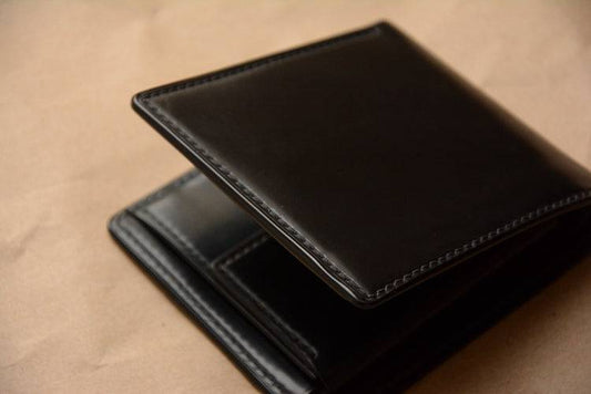 Portafoglio corto bi-fold in pelle Shell Cordovan Horween, fatto a mano negli USA